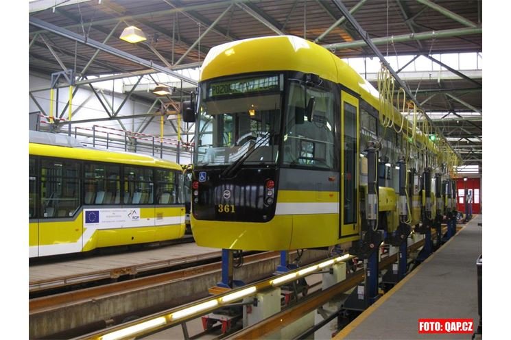 Technická kontrola nové tramvaje Vario LF 2/2 IN v depu tramvají na Slovanech 25.10. Technická kontrola nové tramvaje Vario LF 2/2 IN v depu tramvají na Slovanech 25.10.
