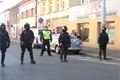 Těžkooděnci uzavřeli okolní ulice podél trasy pochodu.