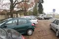 Parkoviště u hřbitovů už v pátek dopoledne praskala ve švech. Největší nápor se čeká o víkendu.