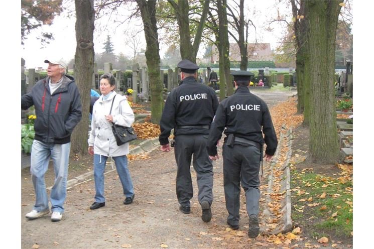 Hlídky policistů obchází hřbitovy. Hlídky policistů obchází hřbitovy.