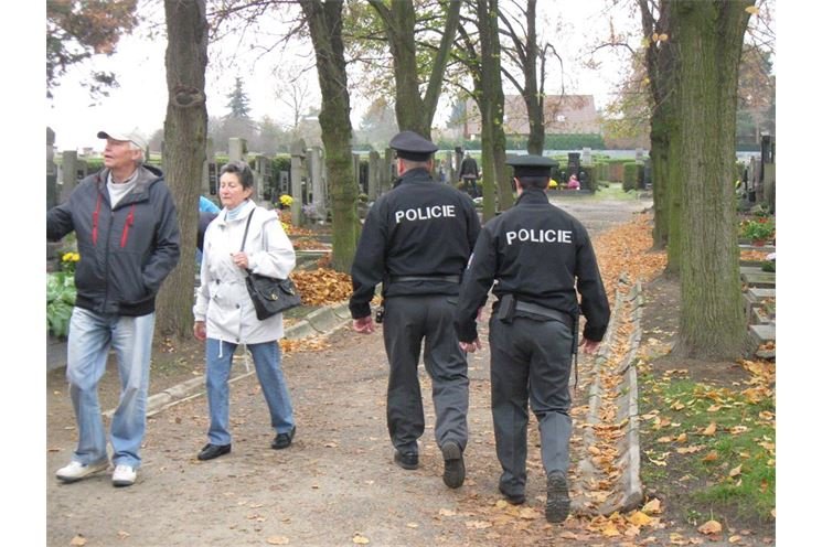 Hlídky policistů obchází hřbitovy.