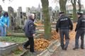 Hlídky policistů obchází hřbitovy.