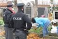 Hlídky policistů obchází hřbitovy.