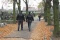 Hlídky policistů obchází hřbitovy.