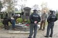 Hlídky policistů obchází hřbitovy.