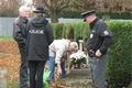 Hlídky policistů obchází hřbitovy.