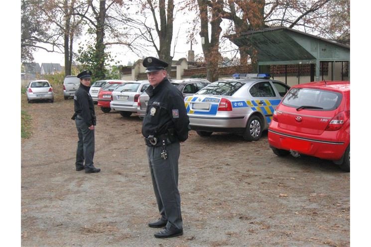 Poilicisté kontrolují také parkoviště u hřbitovů. Poilicisté kontrolují také parkoviště u hřbitovů.