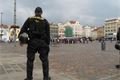Ticho před bouří...Policisté monitorují dění před utkáním Viktorky s Mariborem. Za několik okamžiků se dav vydá do Štruncových sadů...