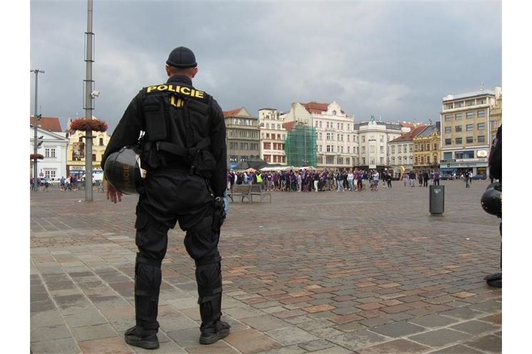 Ticho před bouří...Policisté monitorují dění před utkáním Viktorky s Mariborem. Za několik okamžiků se dav vydá do Štruncových sadů... Ticho před bouří...Policisté monitorují dění před utkáním Viktorky s Mariborem. Za několik okamžiků se dav vydá do Štruncových sadů...