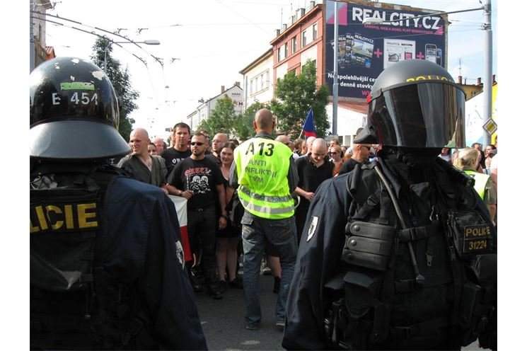 Nejen těžkooděnci, ale v přímém kontaktu s účastníky pochodů a shromáždění, s fanoušky fotbalových týmů je Antikonflitní tým...Pochod extrémistů 24.8.2013.