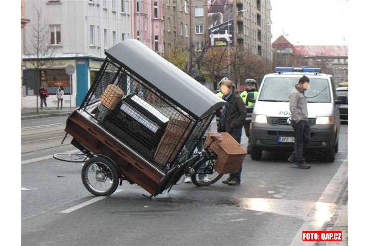 Auto se srazilo s pojízdným stánkem s kávou, Klatovská 11.11.2013. 