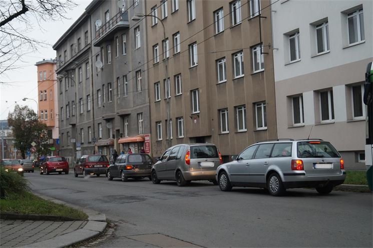 Hlavní tahy v centru Plzně se proměnily v parkoviště. Hlavní tahy v centru Plzně se proměnily v parkoviště.