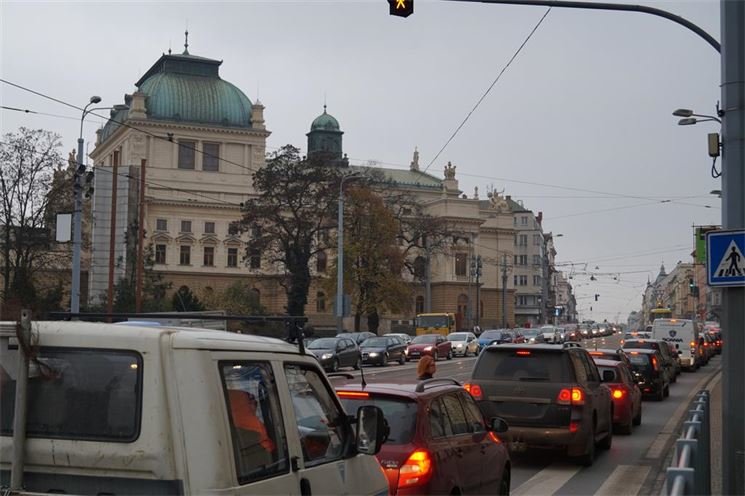 Hlavní tahy v centru Plzně se proměnily v parkoviště.