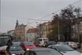 Hlavní tahy v centru Plzně se proměnily v parkoviště.