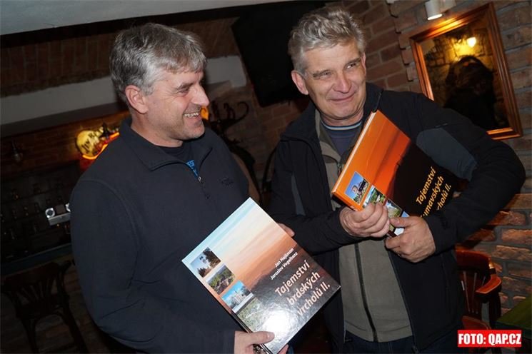 Jan Hajšman a Jaroslav Vogeltanz s novými publikacemi vydavatelství Starý most. 