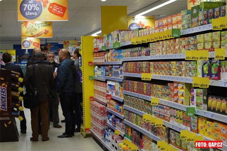 Otevření nového hypermarketu na Vinicích. 