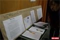 Debatu využili lidé z Komenského ulice k podepisování petice proti výstavbě domu na veřejném prostranství. 