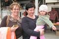 Lenka Růžičková s maminkou a dvouletou dcerou Laurou se přišly podívat na starší dceru Lenku.