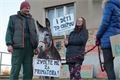 Protest proti demolici domu číslo 40 v Luční ulici na Roudné.