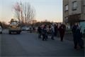 Hodně kuriozní obrázek. Lidé protestující proti demolici domu museli ustoupit z cesty projíždějícímu bagru...