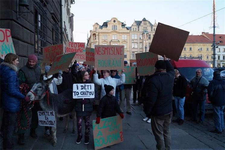 Protest proti demolici domu číslo 40 v Luční ulici na Roudné.
