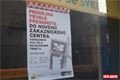 Letáky na uzavřené prodejně v Tylově ulici stále upozorňují na změnu umístění nového centra. 