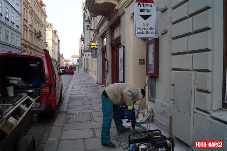 Výměna automatů probíhá také ve Veleslavínově ulici. 