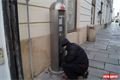 Demontáž starého automatu v Dominikánské ulici. 