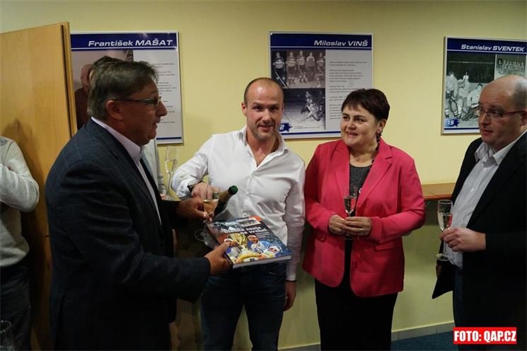 Křest knihy Dlouhá cesta na vrchol ve V.I.P. prostorách ČEZ Areny v Plzni. 