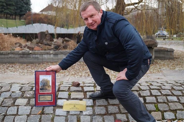 Pavel Vrba dostal k 50.narozeninám od ÚMO2 věnovanou vrbu ve Chvojkových lomech.