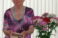 Marie Korandová se svoji knihou Petřín mého mládí.
