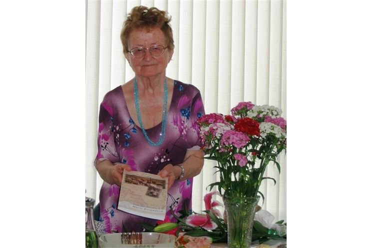 Marie Korandová se svoji knihou Petřín mého mládí.