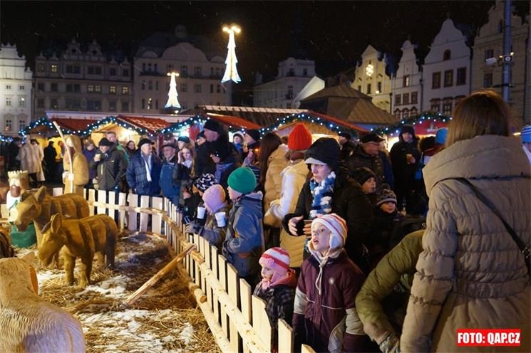 Vánoční trhy na náměstí Republiky v Plzni lákají stovky lidí. 