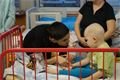 Vlaďka a Tomáš Řepkovi navštívili děti na Hemato-onkologickém oddělení FN Plzeň.