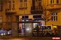 Osobní auto vysklilo i zastávku MHD. Ženy stojící na zastávce utrpěly psychický šok. 