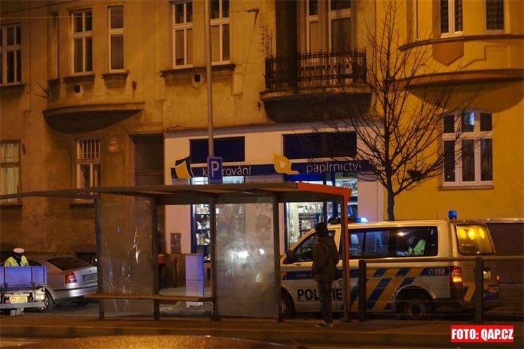 Osobní auto vysklilo i zastávku MHD. Ženy stojící na zastávce utrpěly psychický šok. 