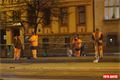 Následky nehody osobního auta na zastávce MHD se odstraňovaly několik hodin. 