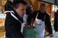 Centrální obvod rozdal na náměstí Republiky v Plzni 100 litrů předvánoční gulášovky.