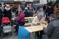 Centrální obvod rozdal na náměstí Republiky v Plzni 100 litrů předvánoční gulášovky.
