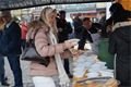 Centrální obvod rozdal na náměstí Republiky v Plzni 100 litrů předvánoční gulášovky.