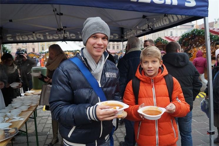 Centrální obvod rozdal na náměstí Republiky v Plzni 100 litrů předvánoční gulášovky.