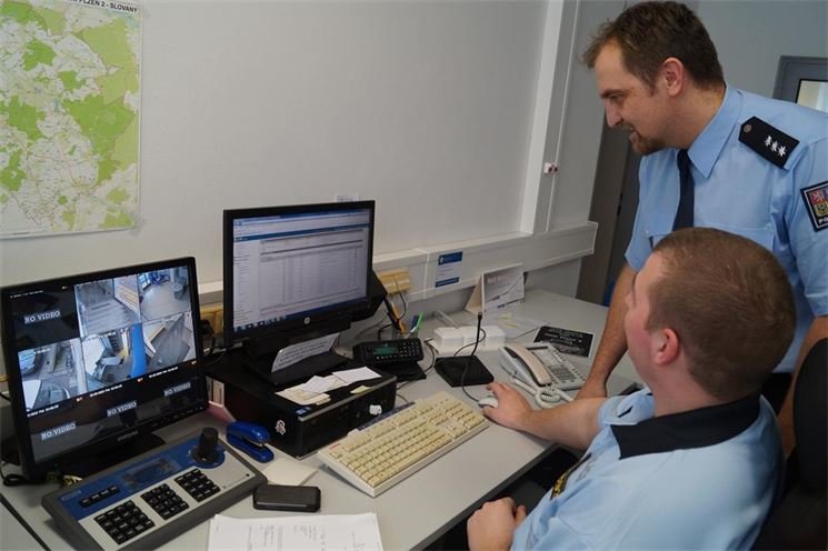Volno o vánočních svátcích si neužijí ani policisté Obvodního oddělení v Plzni na Slovanech. Volno o vánočních svátcích si neužijí ani policisté Obvodního oddělení v Plzni na Slovanech.