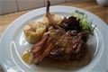 Hlavní chod - vepřová kotleta s rozmarýnem, bramborovým gratinem, marmeládou z kysaného zelí a slaninovým chipsem.