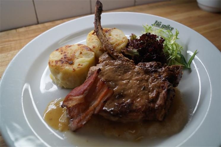 Hlavní chod - vepřová kotleta s rozmarýnem, bramborovým gratinem, marmeládou z kysaného zelí a slaninovým chipsem. Hlavní chod - vepřová kotleta s rozmarýnem, bramborovým gratinem, marmeládou z kysaného zelí a slaninovým chipsem.