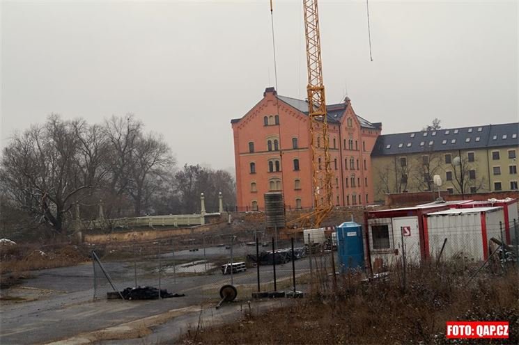 Projekt bytů a kanceláří u Kalikovského mlýna se dokončení nejspíš jen tak nedočká. 