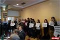Proti volbě Václava Šlajse hejtmanem protestovaly zhruba dvě desítky lidí. 