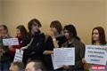 Proti volbě Václava Šlajse hejtmanem protestovaly zhruba dvě desítky lidí. 