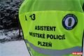 Asistenti Městské policie Plzeň mají speciální vesty a prokázat se mhou i vlastním průkazem v provední grafiky Městské policie. 