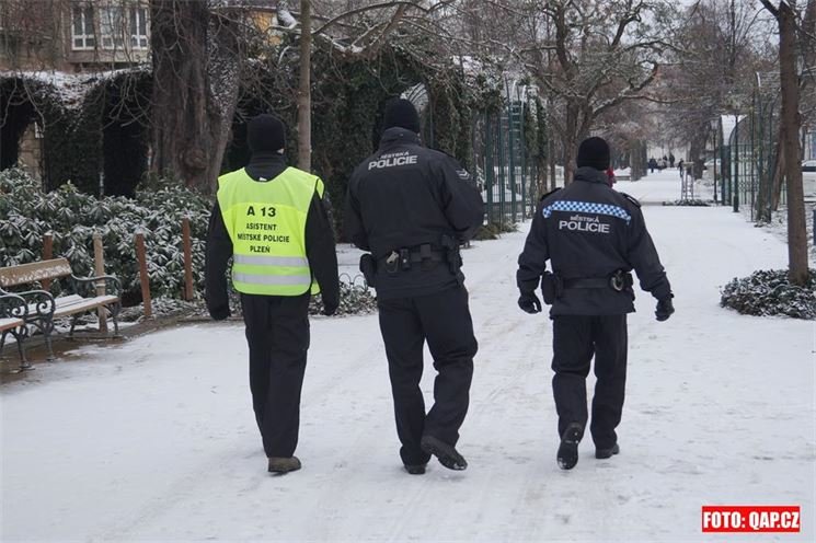 Premiérová společná obchůzka v sadovém okruhu v centru Plzně. 