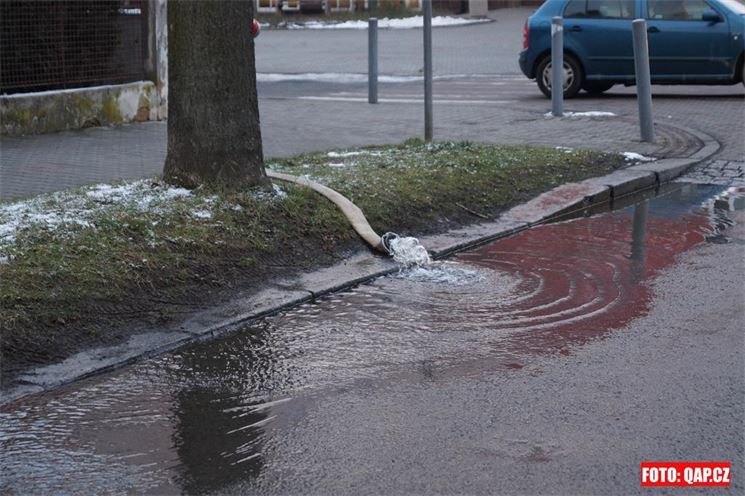 Odkalení prováděné plzeňskou vodárnou. 